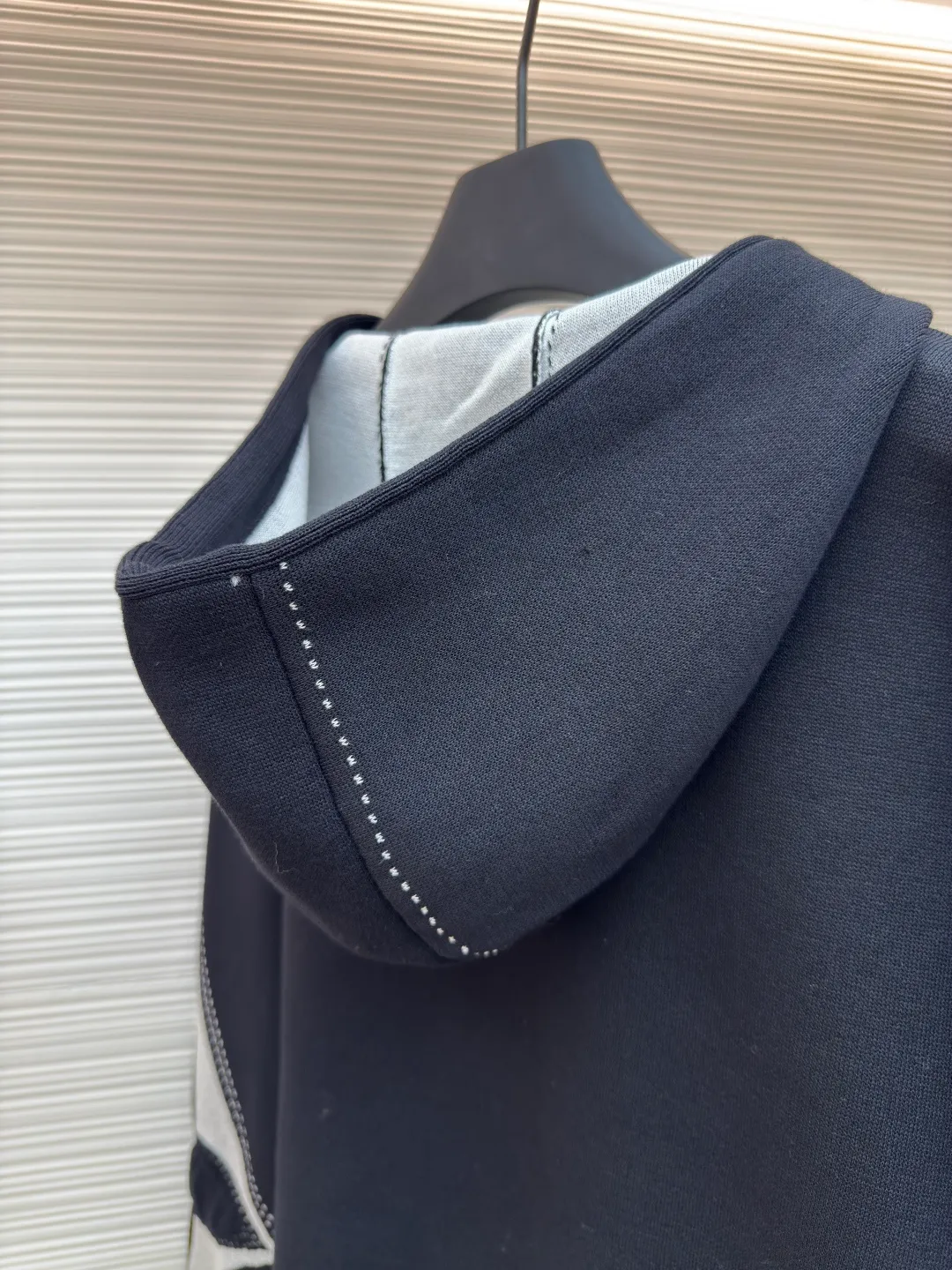 LOUIS VUITTON four-leaf clover zipper jacket ●Authentic product: purchased and developed for 18500 ●Item number: 1680392-B75 ●Fabric: combed siro spinning ●Technology: knitting ●Version: fitted version ●Weight: about 985 grams ●Size: S-M-L-XL ●Description: The fabric is made of 60-count double-strand combed siro spun yarn, which is twisted into one strand from 3 yarns, and is fixed-dyed in beige gray. Imported 1 4 knitting machines are used. A variety of local jacquard techniques plus an extremely complex double-sided middle plating technique can make the pattern convex and increase the thickness. Fine 16-needle sewing plate plus flat turning technology. The whole piece is washed with soft water. Same style for men and women!